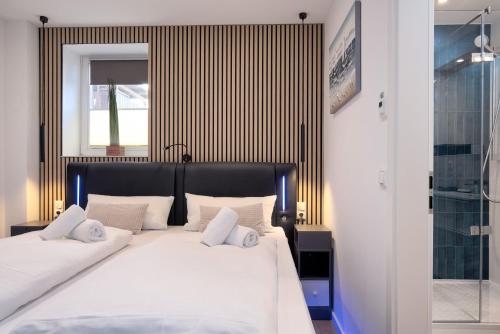 a bedroom with two white beds and a window at FeWo Silbermöwe - Meerblick,Terrasse, Sauna, Fitness in Sassnitz