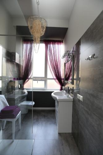a bathroom with a sink and a window at Apartamenty Centrum Krawiecka in Zielona Góra