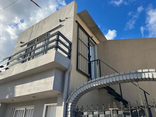un bâtiment avec un escalier en colimaçon sur son côté dans l'établissement Planta Alta con Balcon, à Mar del Plata