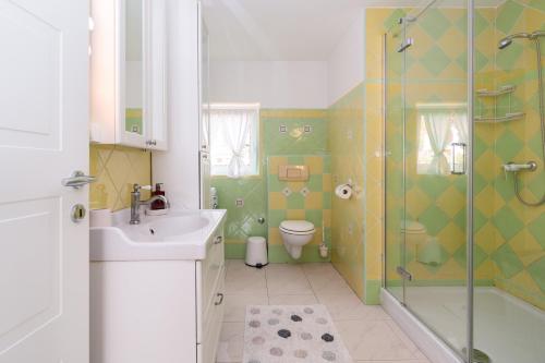 Apartments by the sea Crikvenica - 5585