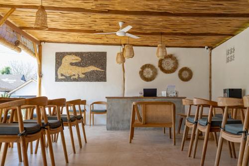 a room with chairs and a bar with a ceiling at Casa de Capulet in Labuan Bajo