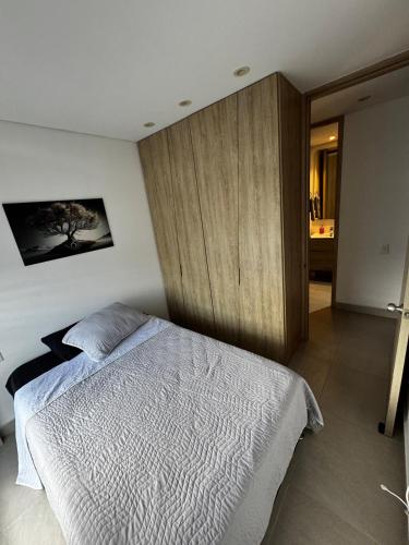 Apartment with a beautiful viewにあるベッド