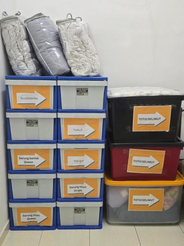 a stack of boxes with arrows pointing to at NEEK TOMS HOMESTAY MELAKA Near UITM Lendu - MRSM ALOR GAJAH- ENTER EXIT VIA LEBUH AMJ- SELF CHECK-IN in Kampong Alor Gajah