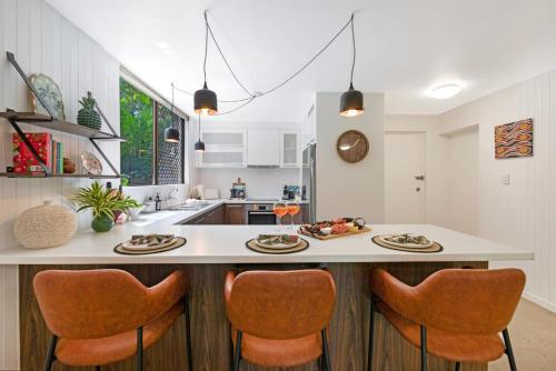 Η κουζίνα ή μικρή κουζίνα στο Villa Palma - A Leafy Chic Retreat by the Foreshore