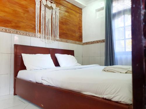 En eller flere senge i et værelse på Gana Bali Guest House