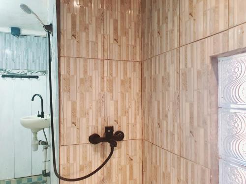 Et badeværelse på Gana Bali Guest House