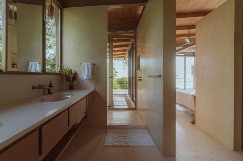 Φωτογραφία από το άλμπουμ του Casa Solomia Luxury Oceanview 5 min to the Beach σε Mal País