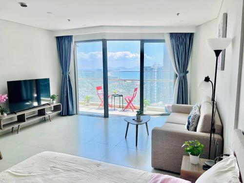 a living room with a couch and a television at PƠ Homestay THESONG Vũng Tàu in Vung Tau