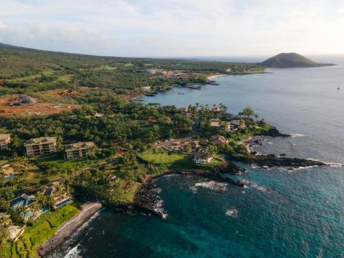 an aerial view of an island in the ocean at Sohana Lifestyle Apartment I Leeven's Home I Kona in Kailua-Kona
