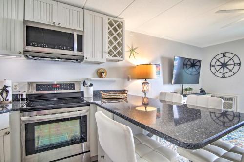 Η κουζίνα ή μικρή κουζίνα στο Couple's Retreat! Beachfront Bliss - Private Balcony, Ocean Views, Full Kitchen, Steps to the Sand