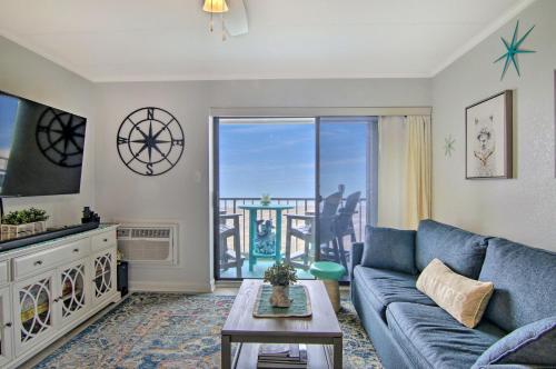 Χώρος καθιστικού στο Couple's Retreat! Beachfront Bliss - Private Balcony, Ocean Views, Full Kitchen, Steps to the Sand