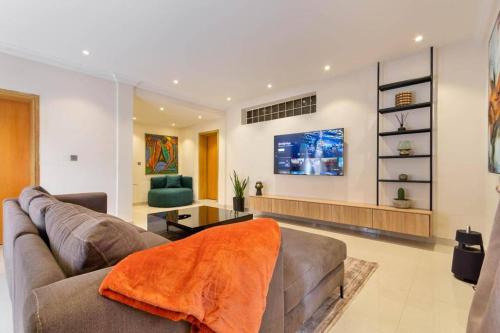 Una televisión o centro de entretenimiento en A Spacious and Stylish 1 Bedroom Apartment