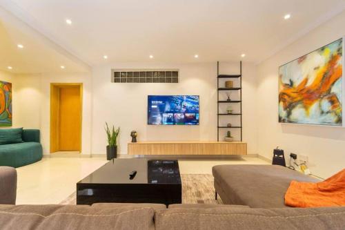 Una televisión o centro de entretenimiento en A Spacious and Stylish 1 Bedroom Apartment
