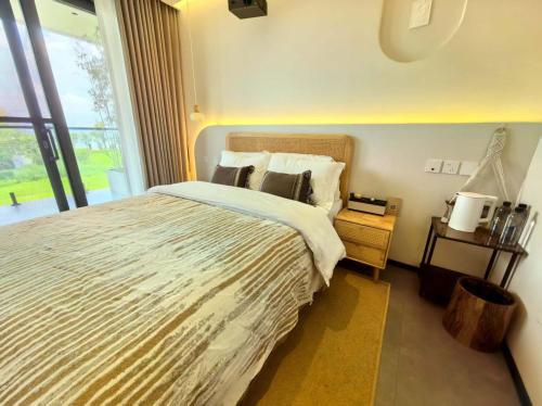 a bedroom with a large bed with a large window at Shiguang Wai · Manhai Yunshe Homestay in Dali Ancient Town