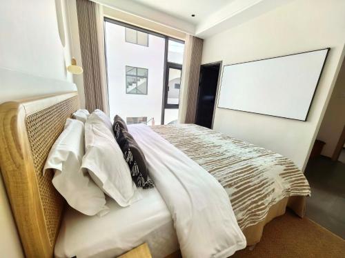 a bedroom with a bed with white sheets and pillows at Shiguang Wai · Manhai Yunshe Homestay in Dali Ancient Town