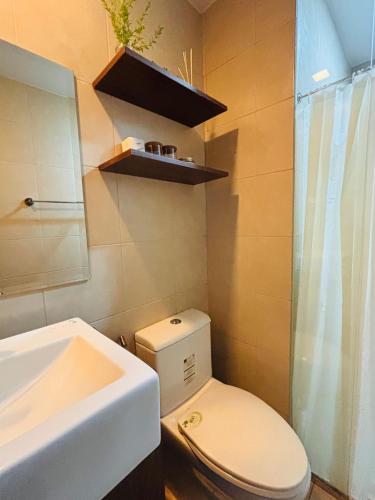 MandurriaoにあるA Dreamy Elegant Studioのトイレと洗面台付きのバスルーム