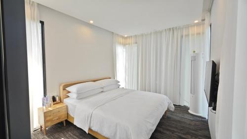 Una cama o camas en una habitación de 张家界熊风艺术园森林有约民宿