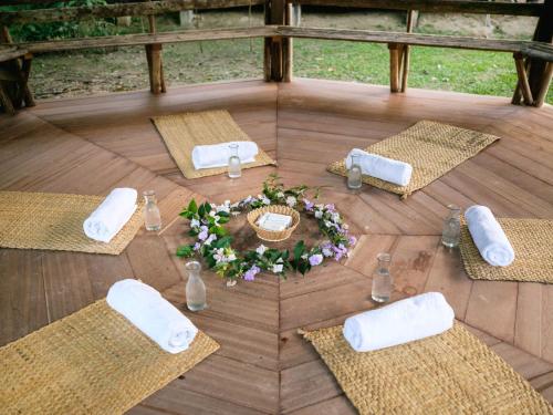 une vue aérienne d'une table avec des serviettes et des essuie-tout dans l'établissement Explorers Inn, à Tambopata