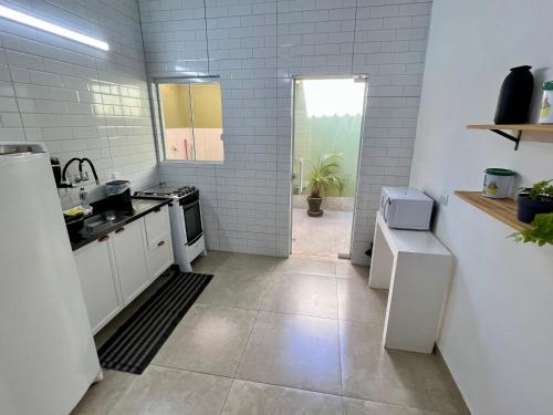 Una cocina o zona de cocina en Casa com ótima localização