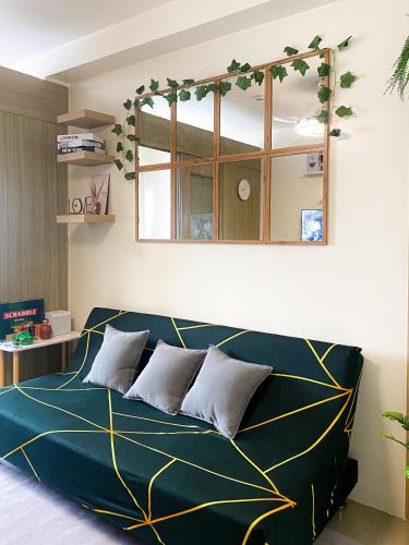 Ruang duduk di Zircon Shore Residences 1BR by JBCo