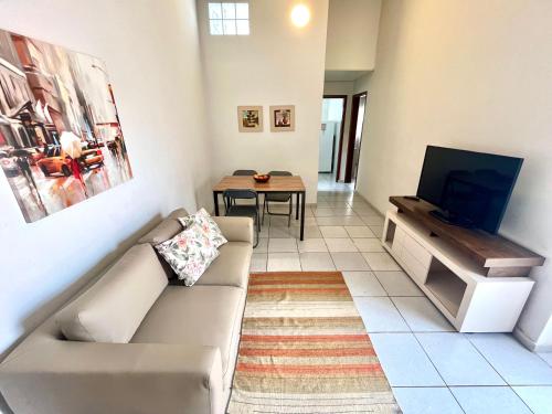 Una televisión o centro de entretenimiento en Casa com ótima localização