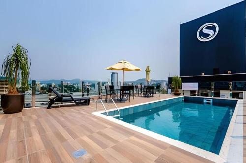 Kolam renang di atau dekat dengan Charmoso Apartamento ao lado da OKTOBERFEST e Vila Germânica!