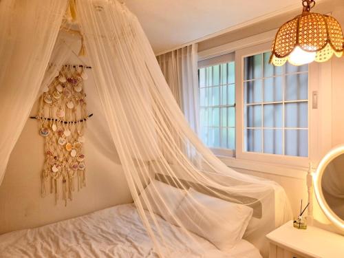 Katil atau katil-katil dalam bilik di Piristay Accommodation boasting a healing space in the city center and a unique feeling of vacation spot