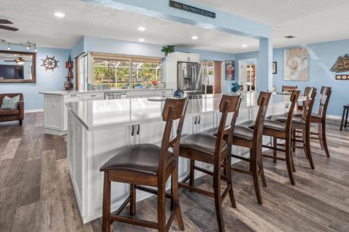 Pirates Den a 4BR Pet-Friendly Waterfront Oasis with Pool, Dock, Personal Water Boats, Fire Pit, Game Room and Barにあるキッチンまたは簡易キッチン