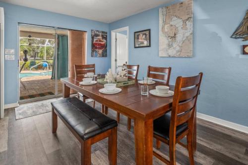 Pirates Den a 4BR Pet-Friendly Waterfront Oasis with Pool, Dock, Personal Water Boats, Fire Pit, Game Room and Barの敷地内または近くにあるプール