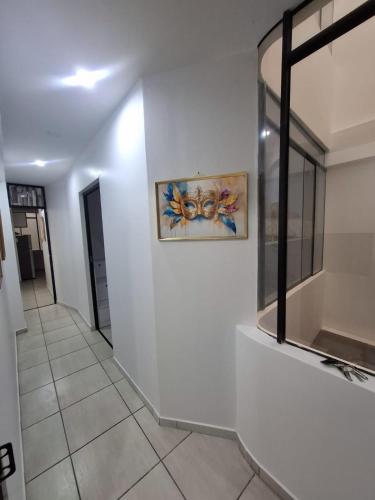 ein Bad mit weißen Wänden und Fliesenboden in der Unterkunft Cajamarca House in Cajamarca