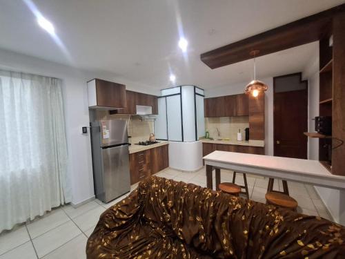 eine Küche mit einem Sofa und einem Tisch darin in der Unterkunft Cajamarca House in Cajamarca