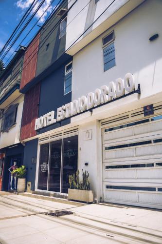 a building with a sign that reads motor shopdoor at HOTEL ESTADIO DORADO in Medellín