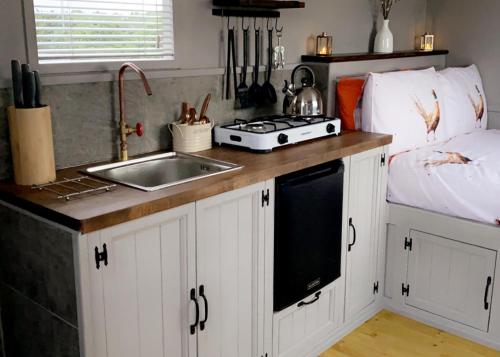 Dapur atau dapur kecil di Glamp At The Priory