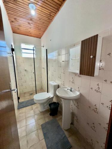 a bathroom with a toilet and a sink at Casa Privada em Condomínio no Centro para 5 Pessoas in Ponta Porã