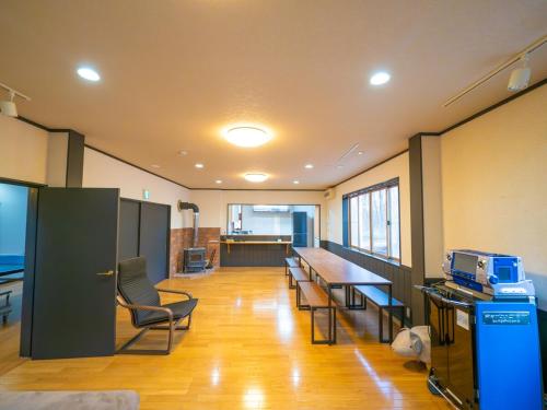 an office with a desk and chairs and a table at venasuｵｰﾍﾞﾙｼﾞｰﾇ館 卓球カラオケ シアター 石風呂 ドッグラン BBQ in Nasushiobara