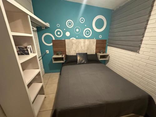 a bedroom with a bed and a wall with circles at House by American Consulate Cd in Manuel F. Martínez