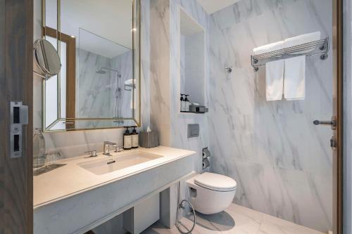 Salle de bains dans l'établissement MUU Bangkok, Petits Hôtels de Luxe du Monde