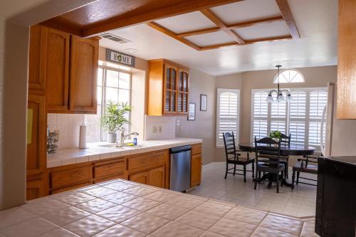 Η κουζίνα ή μικρή κουζίνα στο Modern Merced Haven near Merced College and UC Merced