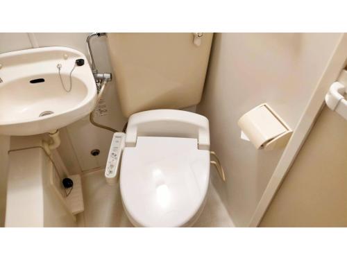mała łazienka z toaletą i umywalką w obiekcie Smile Hotel Namba - Vacation STAY 67913v w Osace
