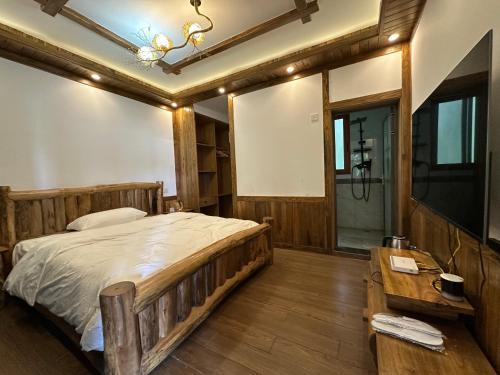 Una cama o camas en una habitación de 张家界熊风艺术园森林有约民宿