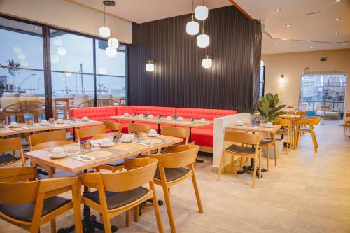 a restaurant with tables and chairs and a red couch at Ocean Boulevard in Iquique