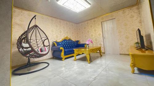 a living room with a blue couch and a table at ホテル　ロモサ in Minakami
