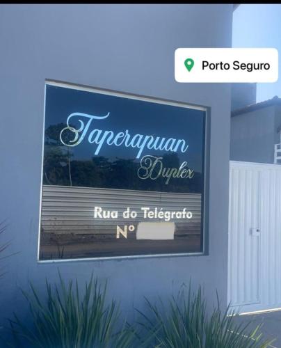 a sign on a wall with a sign for a hotel at APARTAMENTO 3 quartos no Taperapuan Duplex 450 mt da praia in Porto Seguro