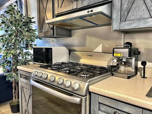 a kitchen with a stove top oven in a kitchen at Apartment near consulate D4 in Manuel F. Martínez