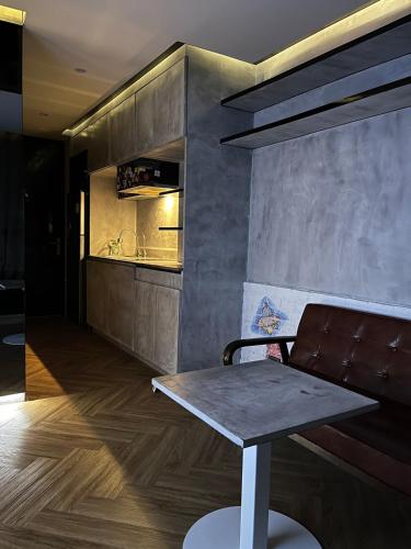 a table and a bench in a room at Spaceous Appartment on Sukhumvit in Bangkok