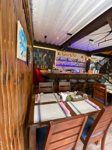 una sala da pranzo con tavolo, sedie e bar di Nirvana Beach Resort a Boracay