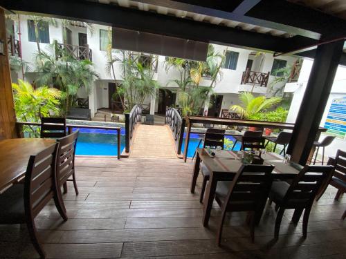 un ristorante con tavoli e sedie e una piscina di Nirvana Beach Resort a Boracay