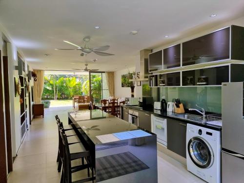 Η κουζίνα ή μικρή κουζίνα στο Casuarina Shores Apartment - SHA Plus