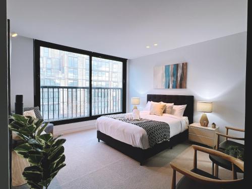 Postel nebo postele na pokoji v ubytování Skyline 222 Luxury 5-Level City Stay Rooftop Terrace