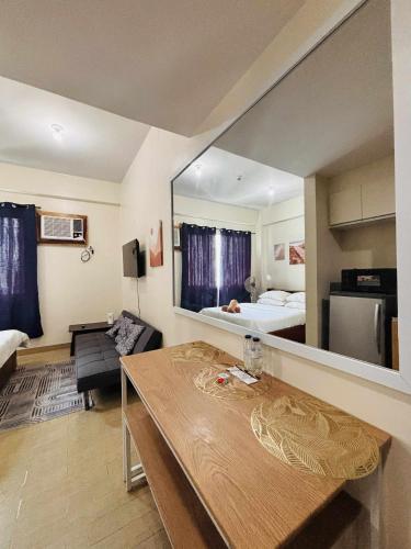 - un salon avec une table et un grand miroir dans l'établissement Serene Escape with Nature-Inspired Decor, à Mandurriao